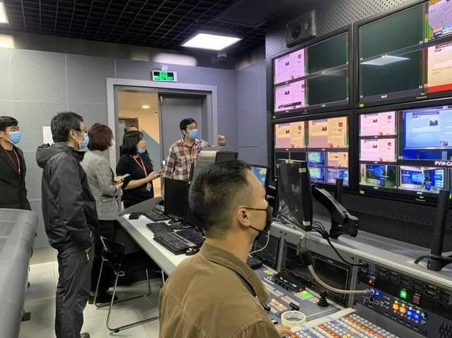 摄制组在演播室导播间监看录制过程