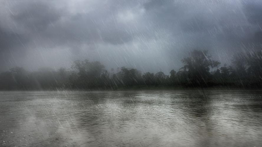 下大雨水面风景