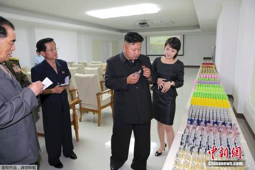 金正恩携夫人李雪主视察果木农场