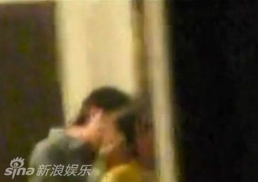 周冬雨富二代热恋 盘点因没拉窗帘曝光的明星绯闻