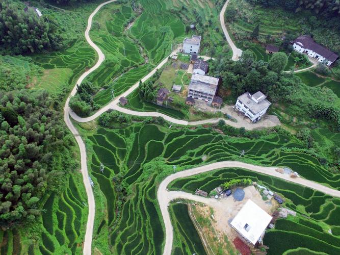 竹溪村:"交通 "铺筑幸福小康路——《凝聚交通力量 助推精准扶贫》