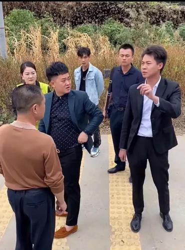 许华升怀集安装路灯竣工仪式