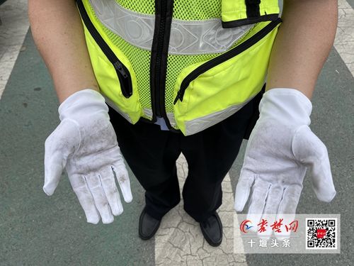 放下担子,刘江才发现执勤的白手套已被染黑.