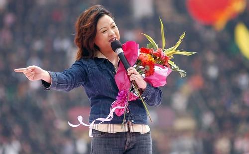 唱《山路十八弯》的歌手李琼,现在怎么样了?她找到了自己的幸福