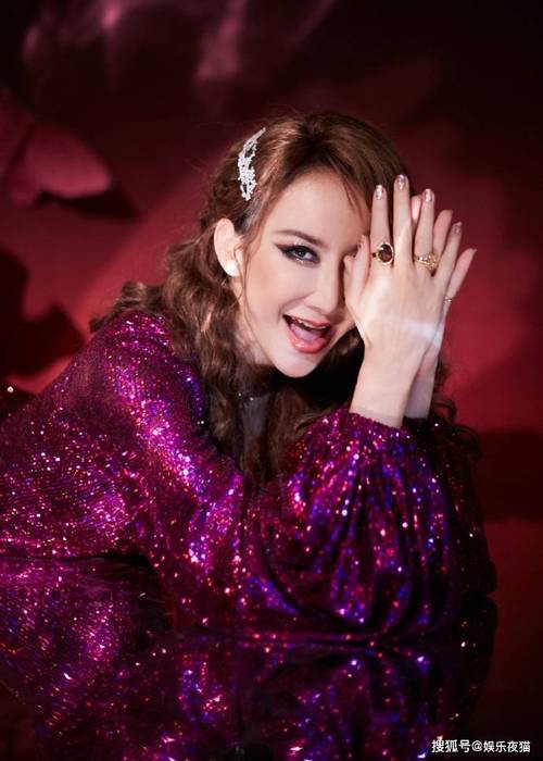李玟粉穿着一身紫色亮片连衣喇叭裤出镜,复古造型使她妩媚动人,搭配上