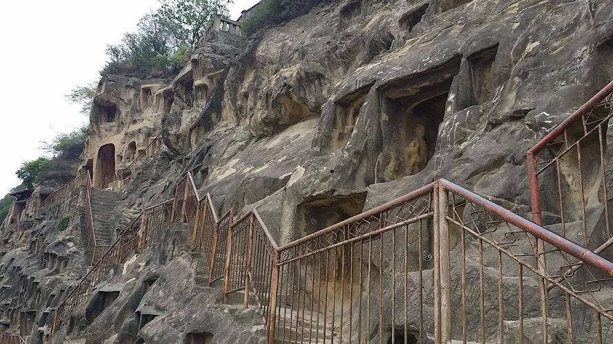 景区修建完善了崖壁楼阁走道,有阶梯攀登.游客可以沿铁梯