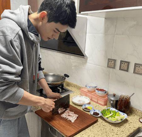 当龚俊杨洋肖战王一博等男星开始下厨你最想吃谁做的饭