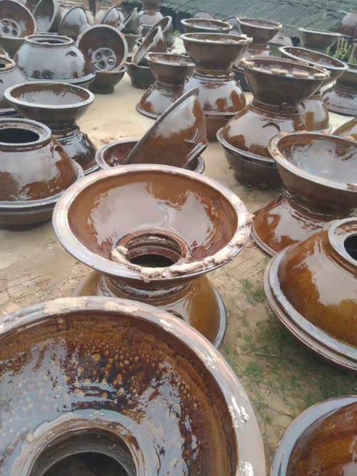 我的自己做的陶瓷酿酒酒器,传统的陶瓷烧酒蒸馏设备,感觉出来的酒特