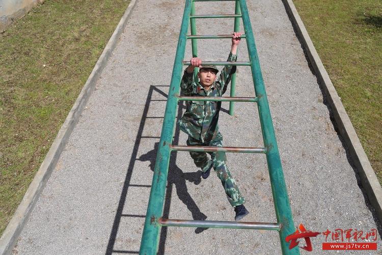 看兵哥演示400米障碍课目