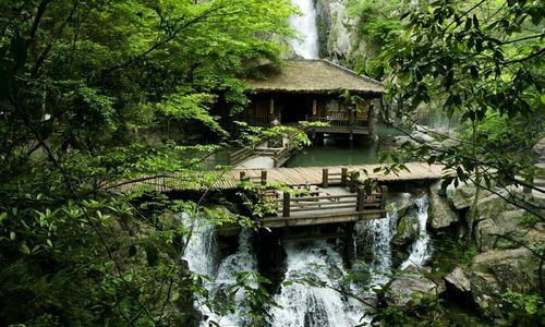 往嵊州方向出来,路面在维修扩建,路况很差,距离比进入时短.