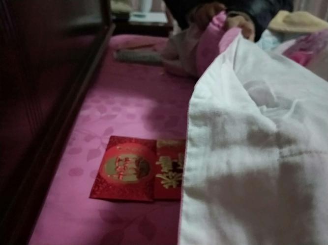 妈妈告诉我,压岁钱应该放在我的枕头下压一个晚上,这样我以后的日子会