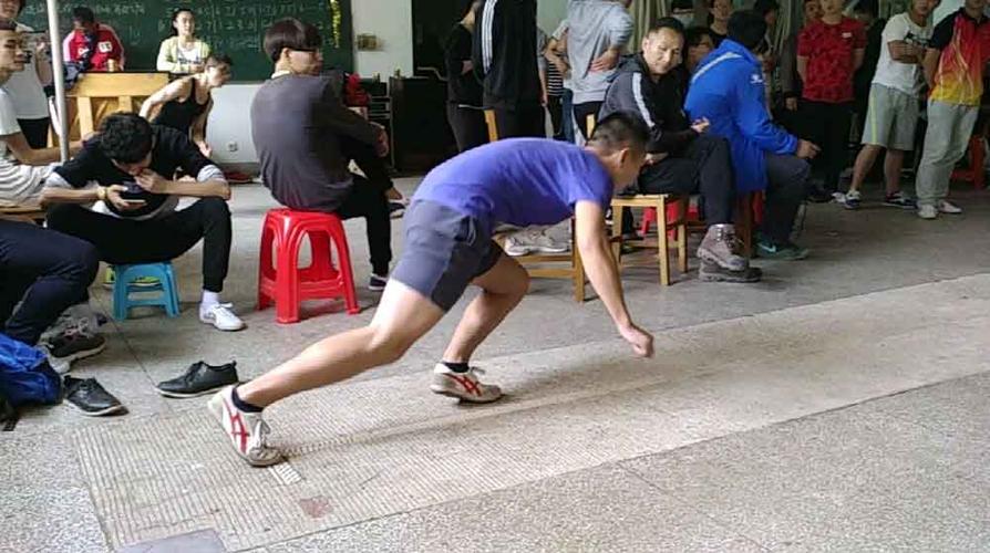 早上吃过早饭后,坐车前往湖北大学进行五米三项折返跑的练习.