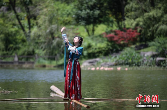 图为6月4日,贵州新蒲新区,杨柳在进行独竹漂舞蹈表演. 瞿宏伦 摄