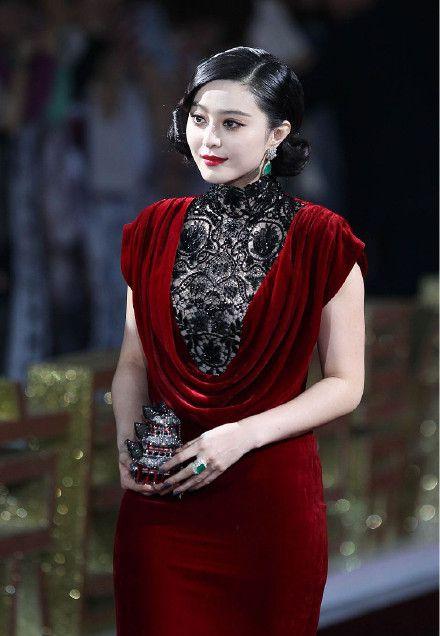 范冰冰穿红色仙鹤裙惊艳拖尾裙摆华丽大气肤色太白皙了