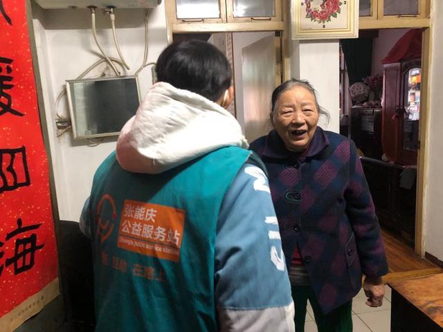 今冬首个寒潮橙色预警,张能庆公益服务站上门走访看望独居老人