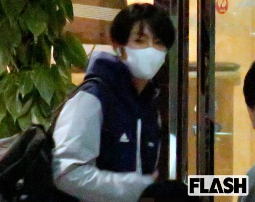 岚组合相叶雅纪福冈演唱会后回家被拍 女友在家等待