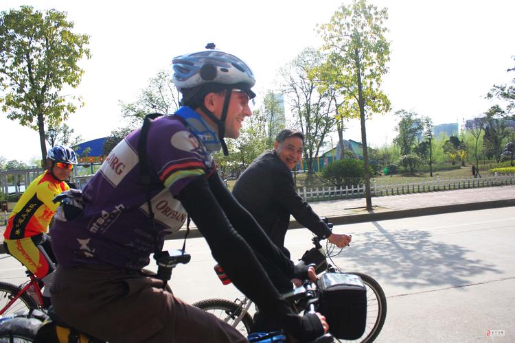 29环球骑行的美国小伙子