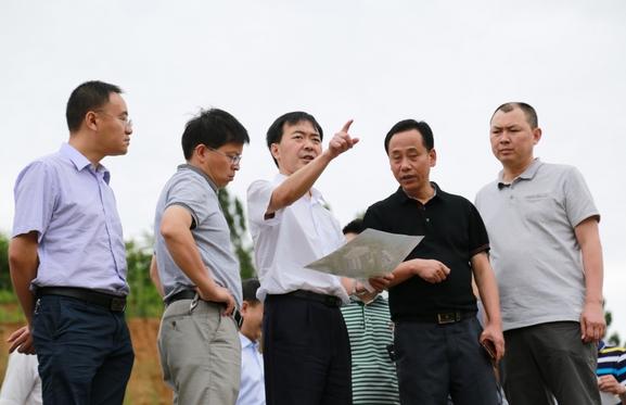 项目建设,近日,开发区党工委书记伍荣华率区级相关部门负责人深入辖区