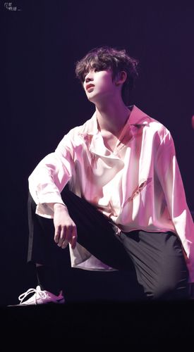 这位,丁程鑫同学,台风大学大三英文系系草,这长相,说他是校草都不为过