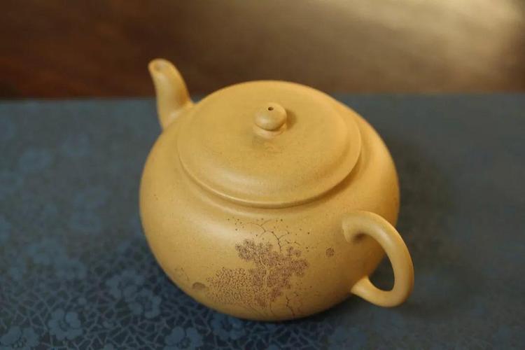 宜兴青年陶刻艺术家,青辈实力派,宜兴制壶好手.