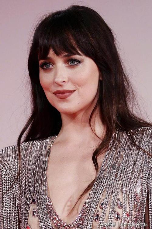 达科塔约翰逊在威尼斯电影节上穿着一件宝石的gucci礼服惊艳全场