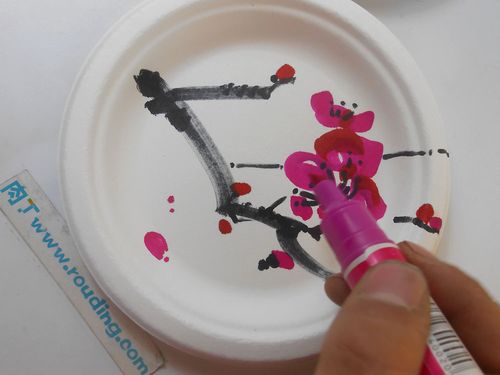 一次性盘子装饰画 儿童创意纸盘画梅花的画法