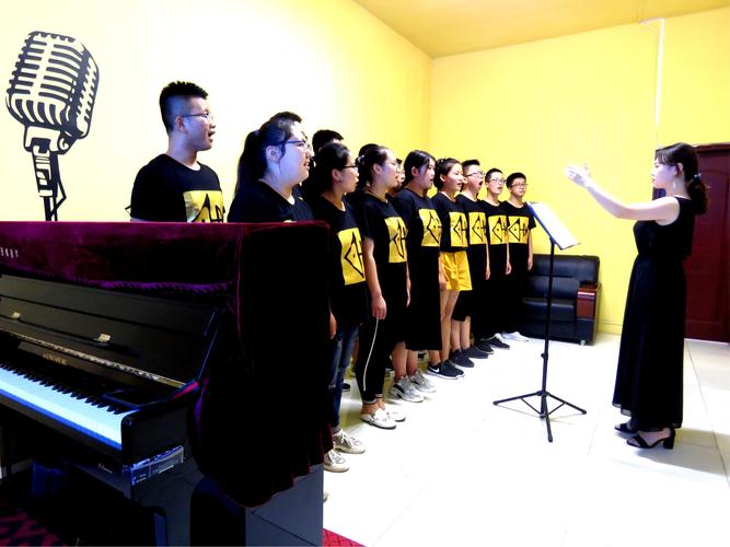 下设有声乐演唱(美声,民族,流行音乐)器乐,钢琴,播音主持,编导等专业