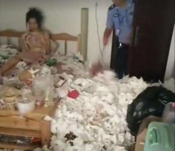 女子因和男友分手,两个月没有出门,房东报警后,屋里让人不淡定