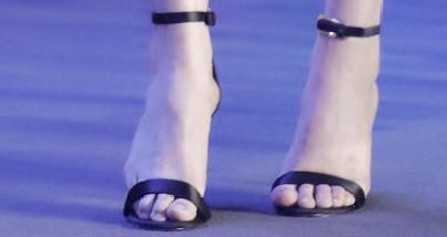 沈月为凹"筷子腿"真拼,硬踩恨天高,一只脚挤得就剩3个