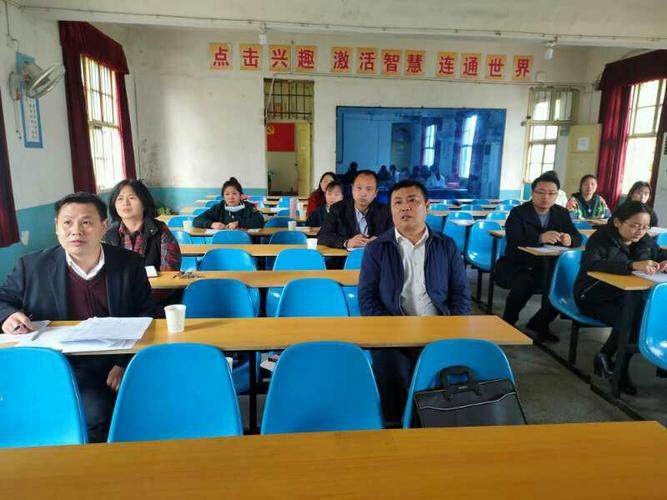 大江口镇镇长雷汉生深入联系学校指导疫情防控和复学准备工作