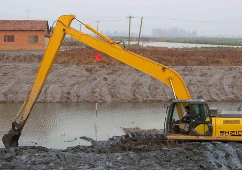 水陆两用挖掘机在接活之前需要简单的了解一下工地情况,开工之
