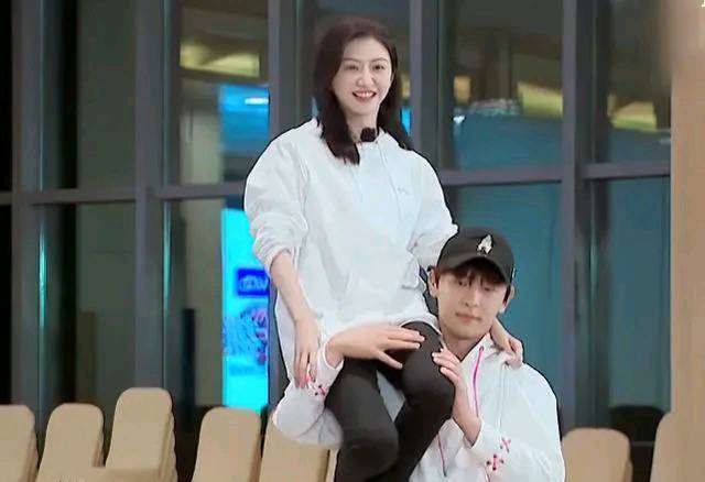 邓伦将景甜扛在肩上,谁注意他的手是咋放的,暴露男明星的素质