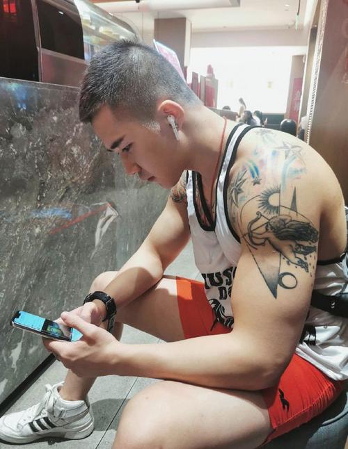 纹身超帅气健壮小奶狗这样的肌肉大男孩自带光芒魅力十足