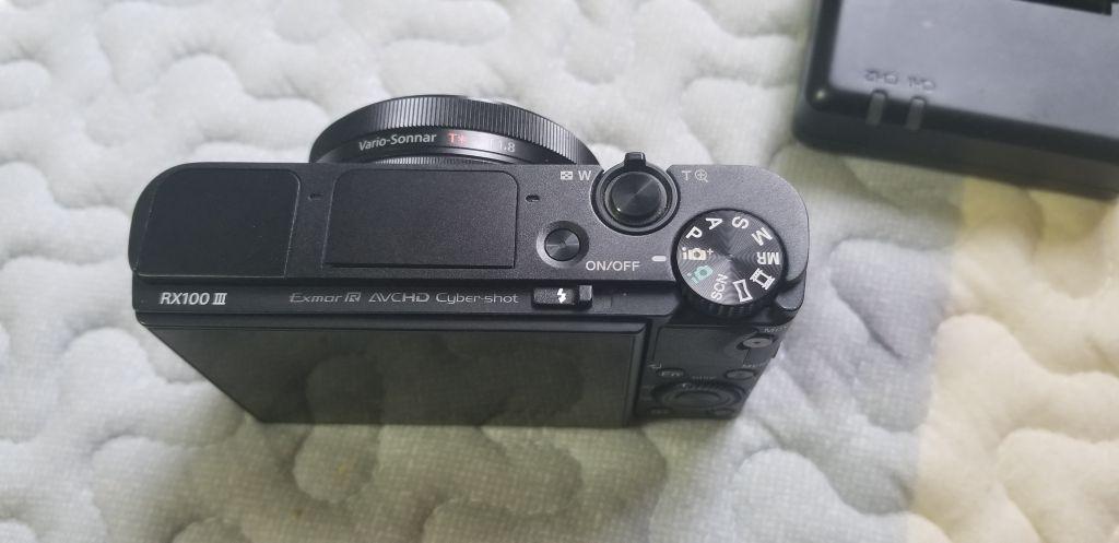 自用索尼黑卡3 闲置 故出 1899 (暂出,已经被拍下了)