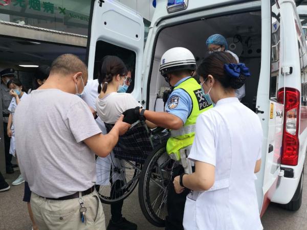 刚做了阑尾炎手术的德阳考生,坐救护车参加考试,交警一路护送