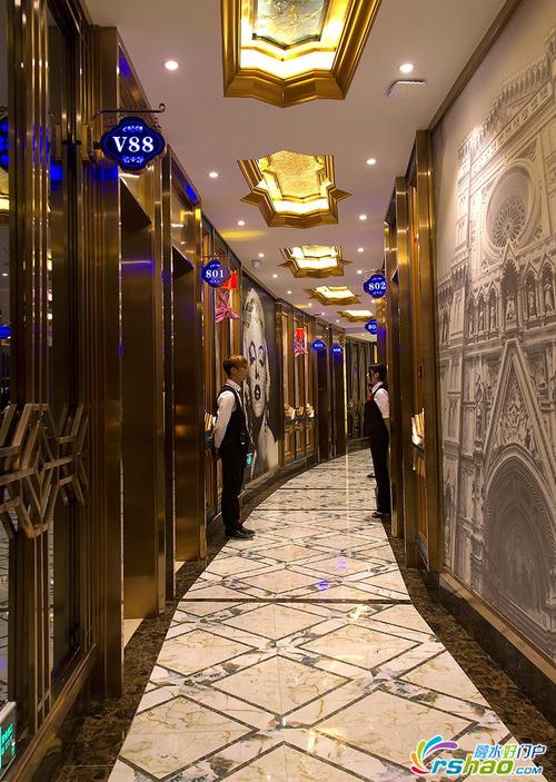 地址:金芦笙大酒店广场      订厢热线:0772-5866888