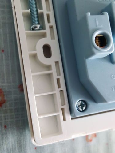 拆解29元包邮的欧普和美的86型5孔开关插座面板墙壁暗装