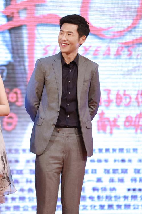 王骁出席献礼电影《六年,六天》发布会 积极传递职场