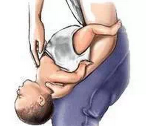 鱼刺卡到喉咙!救了100万人的方法!