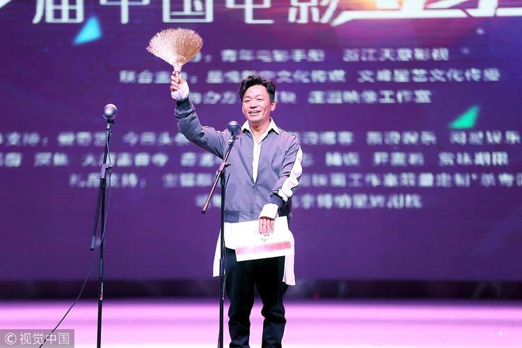 金扫帚奖!影帝,后"花落谁家"? 王宝强获奖后亲自上台道歉