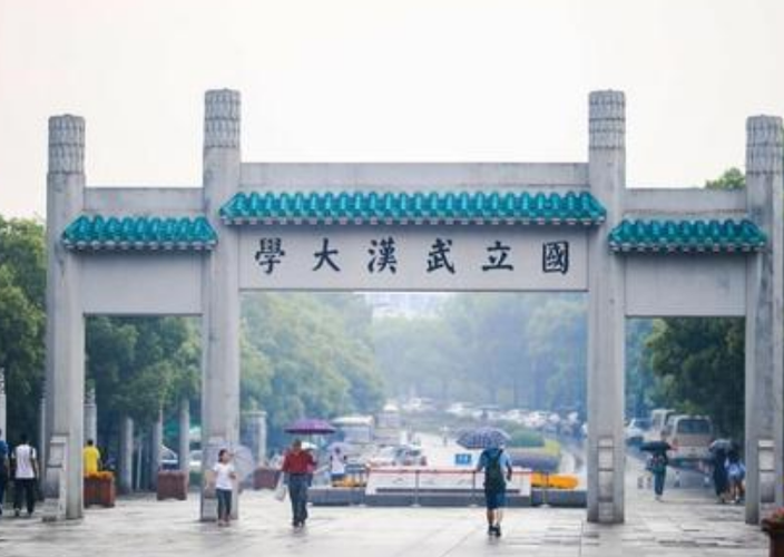 83年历史,国宝级的"国立武汉大学"牌楼遭搅拌车撞击
