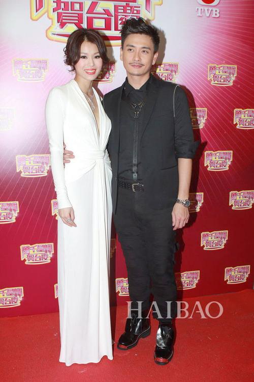 当时各种新闻报道都说是因为黄宗泽又出轨了,胡杏儿才决定分手的