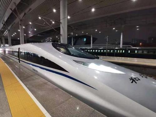 凌晨开高铁什么感受?带你揭秘驾驶室