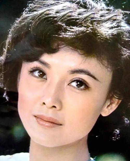 冷眉:一个吻改写中国电影吻戏史,三十岁就退圈,如今怎么样了?