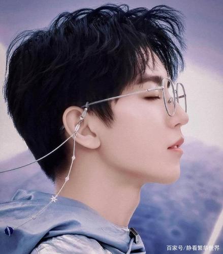 你见过明星们戴眼镜的样子吗?王一博帅气,tfboys很