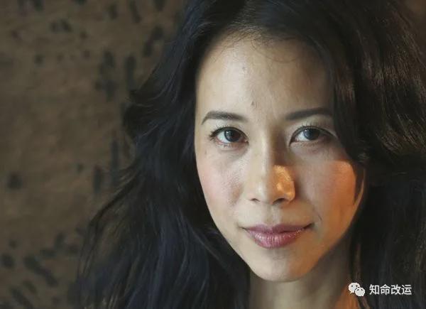 莫文蔚出生在一个不平凡的家庭,父母都是多国混血,自然她也是多国