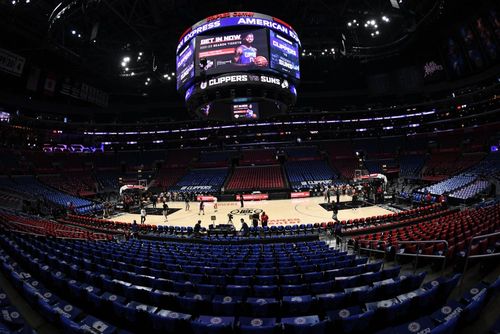 快船主场提前看,球馆成红蓝海洋没有丝毫湖人痕迹,巨幅快船海报引人