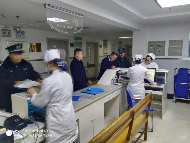 【襄垣县人民医院】带班领导雷龙生副院长带领值班人员进行夜间安全