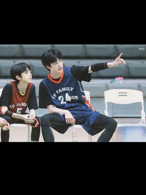 笑不活了家人们 他们俩一个班啊_刘耀文_薯条_左航_娱乐_明星娱乐资讯