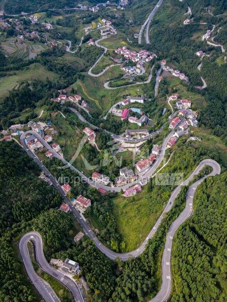 贵州遵义:七十二道拐成景点 山路弯弯迎客来